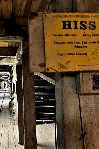 Stadt: Västervik, Dorf: Almvik, in Schweden. Trockenscheune eines Hoffmannschen Ringofens. Rechts: Schild mit der Beschriftung „Hiss“ (auf Deutsch: Aufzug), links: Gang mit den Paletten für die Ziegelsteine