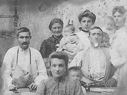 La relación de fuerzas entre el capital y el trabajo –en el ámbito mundial– se ha modificado. En un sentido o en el sentido opuesto según el periodo considerado. Pero nada puede hacer desaparecer el combate que nació con la aparición del capitalismo. Grupo de zapateros en Mauléon-Licharre Pirineos Atlánticos, 1909, Francia