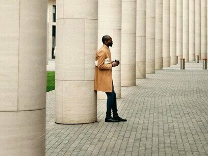 O contexto atual, saturado de falações, incentiva esse tipo de confusão. Valoriza-se quem sabe explicar tudo, inclusive aquilo que jamais atravessou. Opiniões sobre dores sem carregar cicatrizes. Fala-se de afeto como quem descreve uma paisagem vista por fotografia. O palco se amplia, o mostruário em evidência, o contrato verbal renovado. A vida, essa senhora menos impressionável, observa de longe