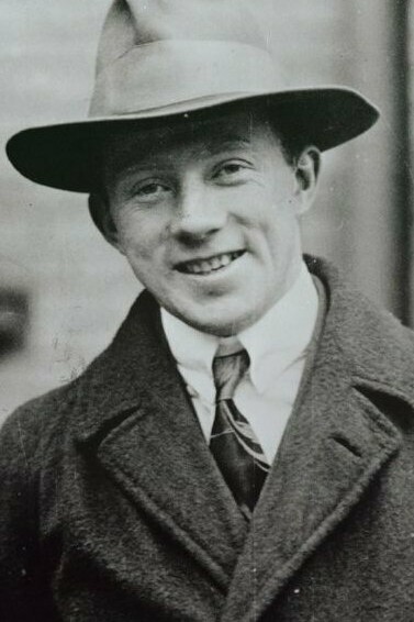 Werner Heisenberg (1901-1976) publicó en 1925, un libro fundamental para la Física Cuántica, titulado "Sobre una reinterpretación teórico cuántica de las relaciones cinemáticas y mecánicas"