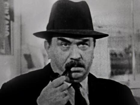 Il commissario Maigret sempre composto e garbato con la sua inseparabile pipa