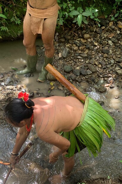Gli abiti tradizionali: i “kabit” degli uomini, ricavati dalla corteccia e le gonneline per le donne fatte di foglie intrecciate e tuberi lavorati