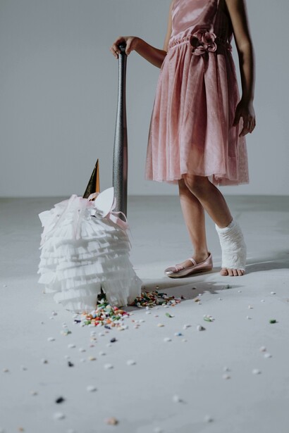 Los colonizadores españoles introdujeron la piñata en América Latina, donde se usó como método de evangelización, fusionándose con rituales nativos