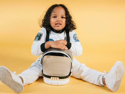 Nena interpretando a una astronauta. A pesar de los cambios, nuestra más inmaculada inocencia original perdura