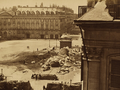 Parí, 1871: «¡La columna Vendôme debe ser destruida!». Tras el triunfo de la reacción, la columna se reconstruyó y hoy puede contemplarse en la plaza homónima