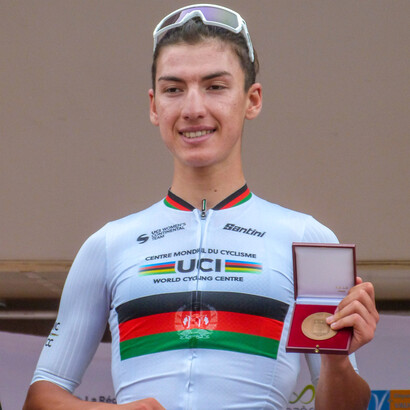 Fariba Hashimi, ciclista do Afeganistão. Em 2022, as irmãs deram mais um passo na hierarquia do ciclismo profissional