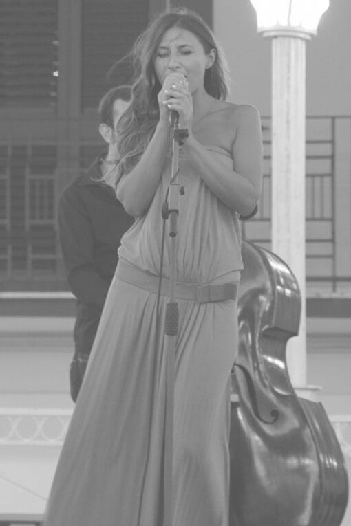 Patty Lomuscio. La musica ha sempre fatto parte della mia vita, sono diplomata in violoncello e in musica jazz, dunque ho trascorso una vita intera di studio all’interno del conservatorio e ancora adesso in qualità di docente di canto jazz presso il conservatorio Duni di Matera