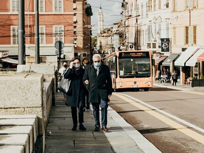 Persone che camminano per la città durante la pandemica del Covid-19