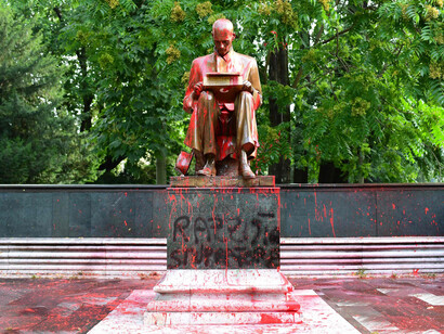 La statua di Indro Montanelli imbrattata di vernice rossa