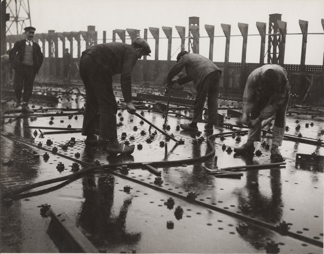 François Kollar, Construction des grands paquebots, Rivetage de tôles d'un pont de navire, chantier et ateliers de Saint-Nazaire à Penhoët, 1931-1932, épreuve gélatino-argentique, tirage d’époque, 28,9 x 23,5 cm, donation François Kollar, Médiathèque de l'architecture et du patrimoine