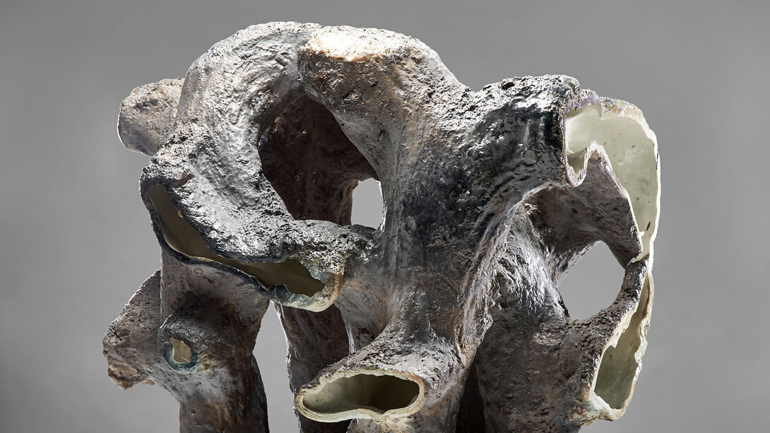 Johannes Nagel_Dark Matter_2019_Porcelain_24.5x24.8x20.47