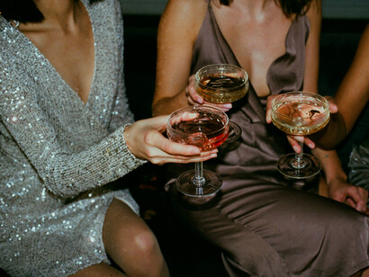 Ropa con tonos metalizado: es la opción ideal para darle un toque disruptivo y creativo a tus conjuntos