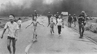 Kim Phuc con sus hermanos y primos, huyendo de las bombas de napalm. Cortesía: Nick Ut
