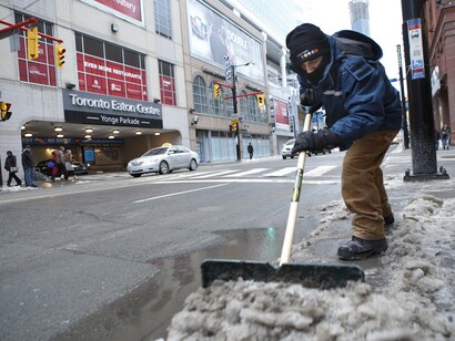 Trabajador recogiendo la nieve en las calles de una ciudad estadounidense