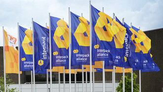 Banderas de bienvenida al evento 'Interpack 2023' en Düsseldorf, Alemania