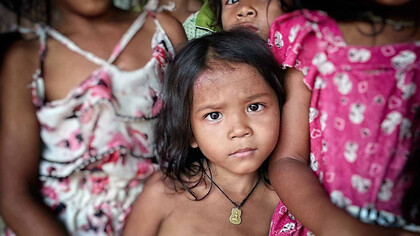Petite fille eurasienne. Depuis qu’elle avait lâché la main de sa mère dans la foule à Saïgon, il ne lui arrivait que des malheurs