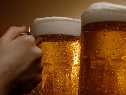 El cambio de hora se discute desde hace años, pero a muchos españoles les costaría renunciar a las tardes de terraza y caña bajo el sol interminable de junio