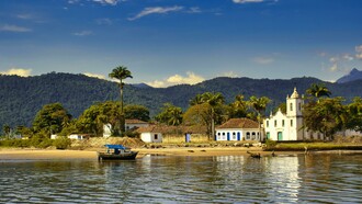 Paraty, no Rio de Janeiro. Paraty é uma cidade que consegue unir passado e presente com muita elegância. Seu centro histórico preservado é conhecido pelas ruas de pedra e casas coloniais que hoje abrigam ateliês, cafés, galerias e pequenos museus