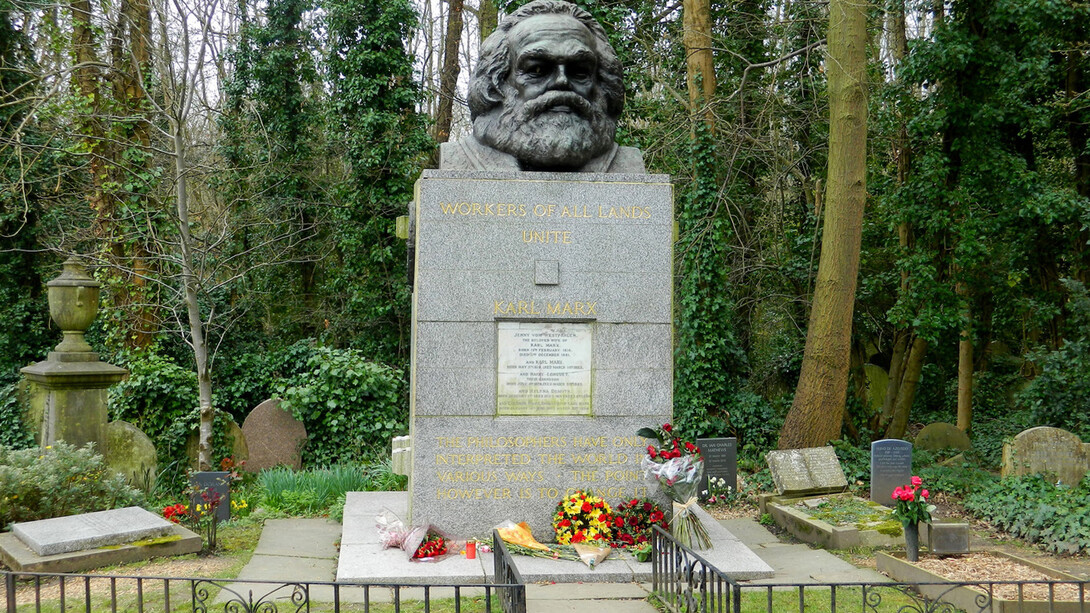 Tumba de Karl Marx en el cementerio de Highgate, Londres, Reino Unido