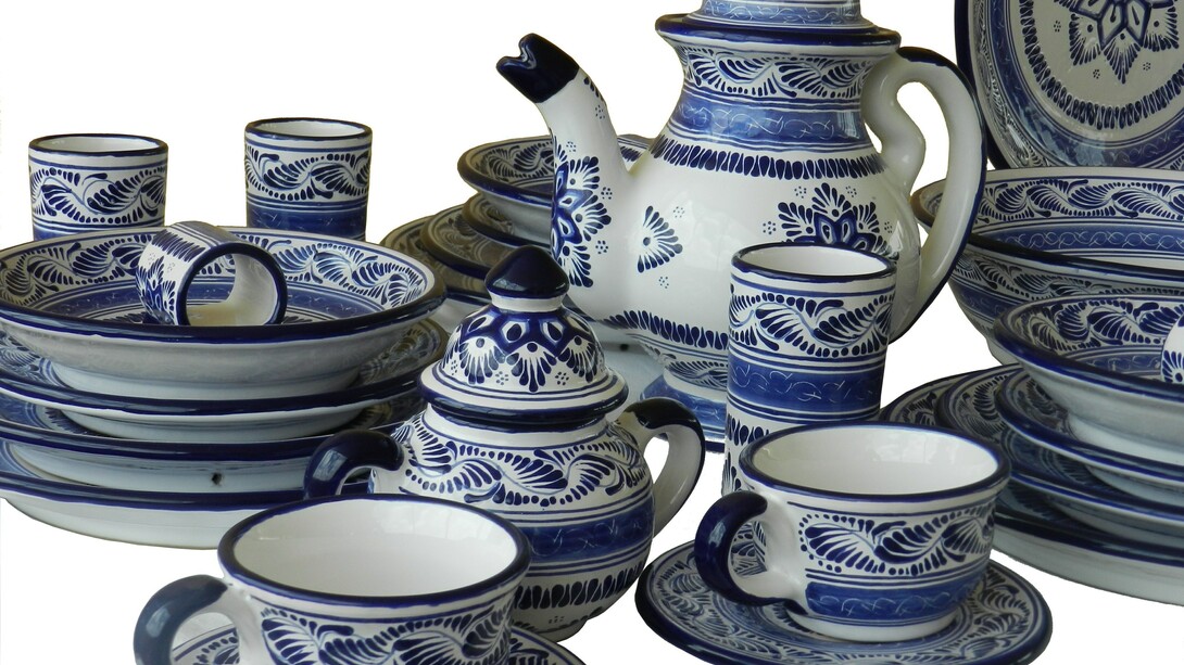 Vajilla para ocho comensales fabricada en Talavera de la Reina (Toledo)