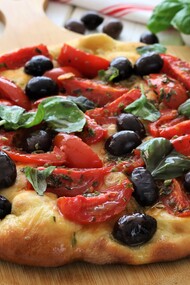 La pizza napoletana è un’icona gastronomica che ha conquistato il mondo con la sua semplicità e il suo gusto inconfondibile. La forza della pizza napoletana risiede negli ingredienti semplici ma di qualità