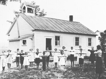 Tener éxito en este loable empeño es un imperativo moral. Trabajo de salud y nutrición en una escuela de una sola aula cerca de Ítaca, alrededor de 1920, Grecia