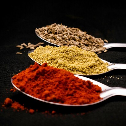 Il profumo avvolgente delle spezie penetrava le narici e i pensieri, facendo vibrare l’ambiente di un’energia calda e avvolgente