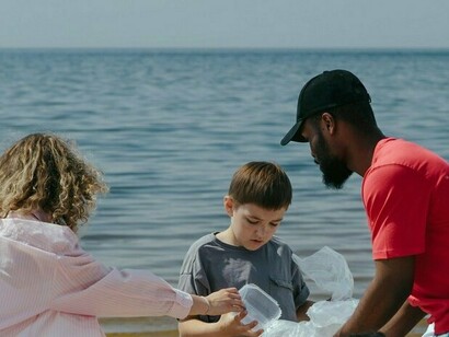 Deux enfants apprennent à sauver la planète sous la supervision d'un adulte