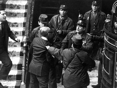 Gutiérrez Mellado, ministro de Defensa, se encara con los golpistas el 23F; a la izquierda, el presidente Suárez baja las escaleras y sale en defensa de su ministro