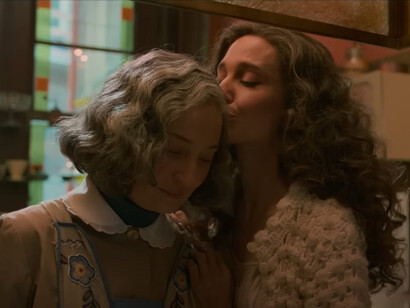 "Maria" è stato presentato in concorso alla 81ª Mostra del Cinema di Venezia, suscitando reazioni contrastanti tra critica e pubblico. Angelina Jolie e Alba Rohrwacher in una scena del film