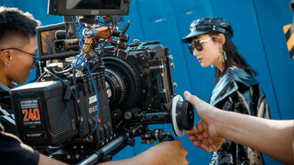 Leia como a evolução tecnológica transformou salas de cinema como esta, desde os filmes mudos até as experiências imersivas de realidade virtual. Explore o impacto da tecnologia na sétima arte!