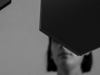 Mulher com espelhos. Necessário se faz entendermos os nossos sentimentos, saber dividir as sessões, colocar cada um deles em seu lugar e viver bem. Tesão é uma atração mais forte, apenas sexo e nada mais, talvez se resolva numa transa, passa, amor é mais ameno, é uma construção pelo tempo, pode até começar com o tesão, mas depois vai se moldando à medida em que o casal vai se conhecendo e dura muito tempo, dá liberdade e pede a liberdade de volta