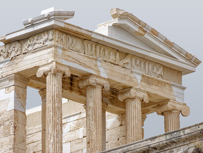 La ética diferencial aristotélica justificaba la subordinación del esclavo al ciudadano, basándose en una supuesta perfección natural de cada grupo. Ágora en Atenas, Grecia