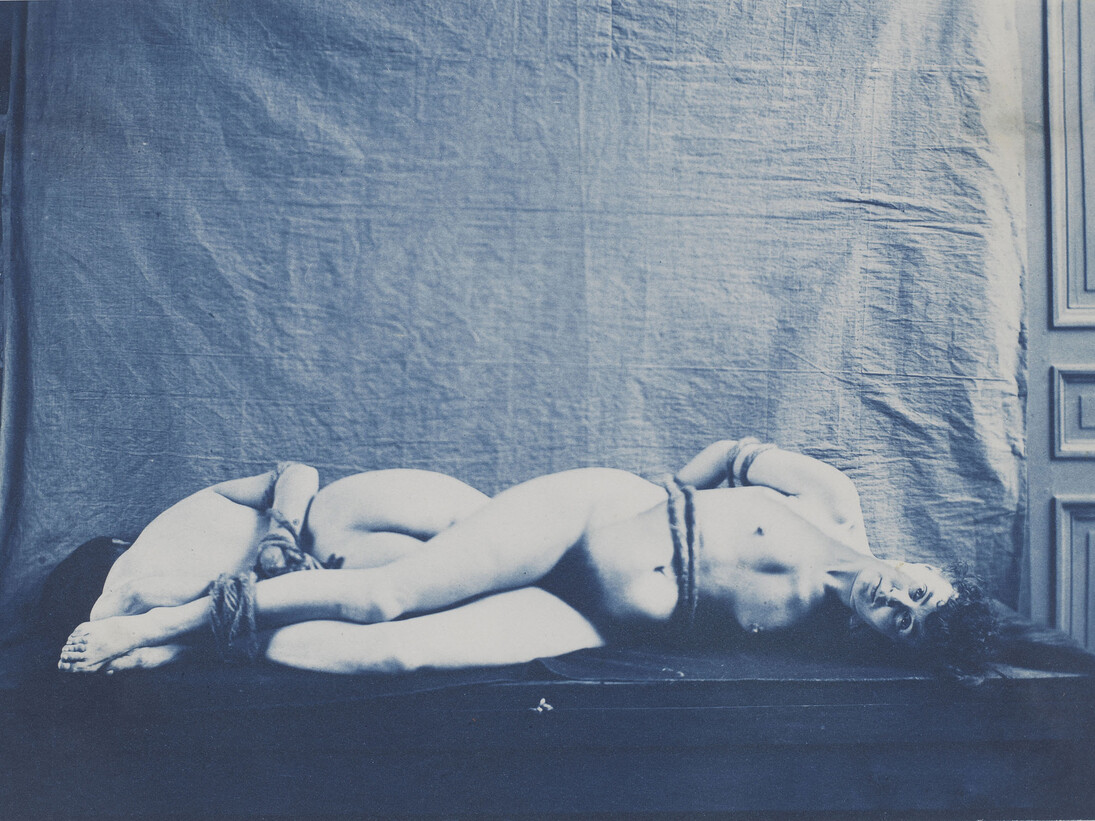 Charles-François Jeandel (1859-1942), Deux femmes nues attachées, allongées sur le côté, entre 1890 et 1900, Cyanotype, 17 x 12 cm, Paris, musée d’Orsay, PHO 1987 18 100, © Musée d’Orsay, dist. RMN-Grand Palais / Alexis Brandt
