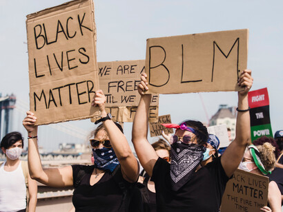 O acrônimo BLM (Black Lives Matter) usado em protesto nos EUA em 2021 contra a ação fascista do Estado contra a população negra