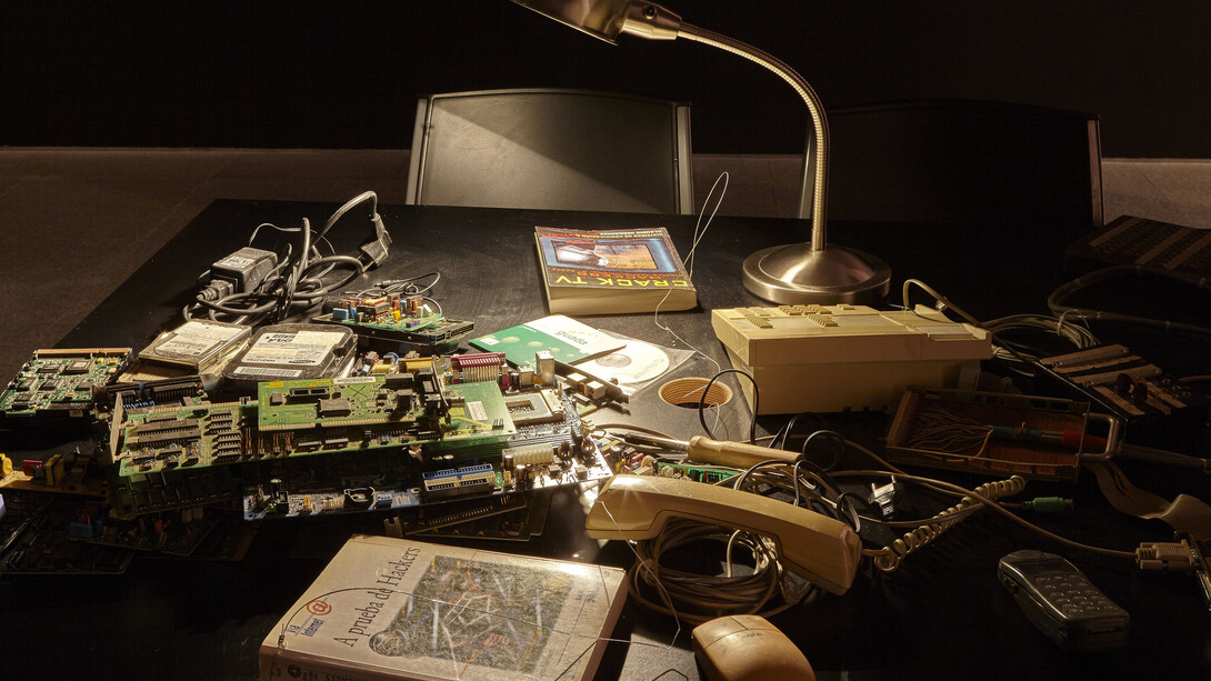 Vista de sala de la exposición Sistema Operativo, de Daniel G. Andújar. Obra Individual Citizen Republic Project.