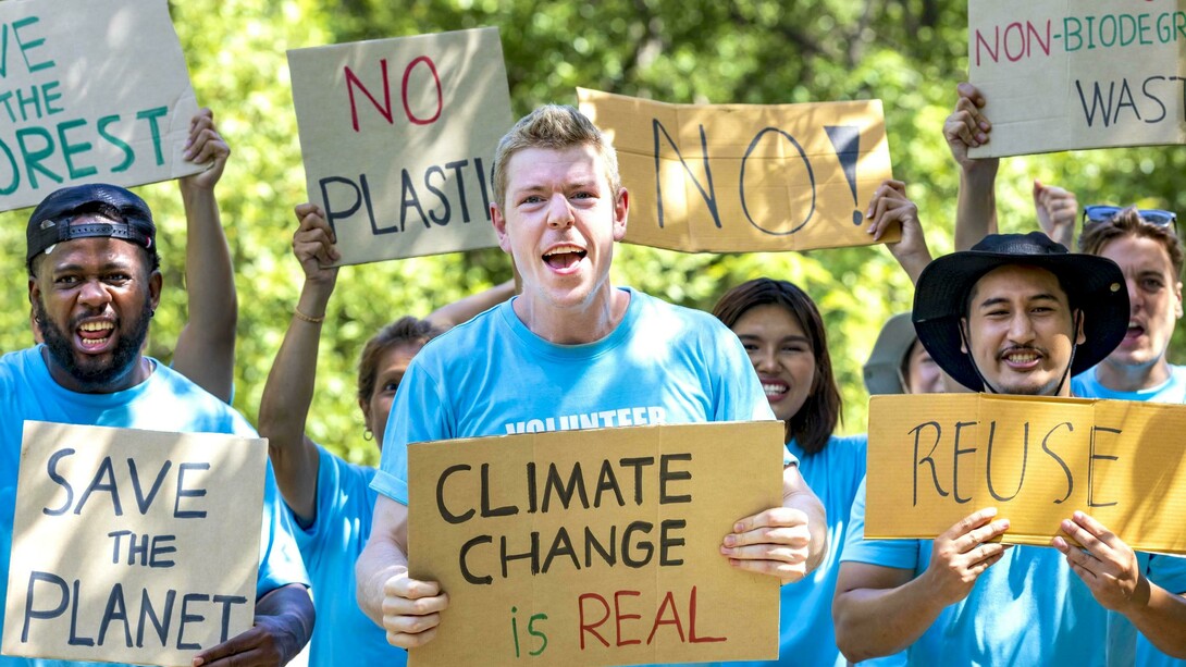 Voluntários em protesto ambiental