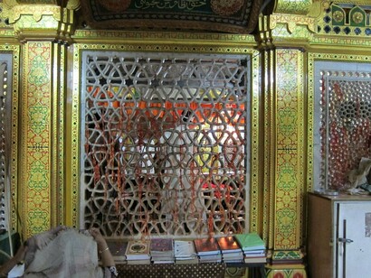 A woman worshiping in Nizamuddin Auliya Dargah
