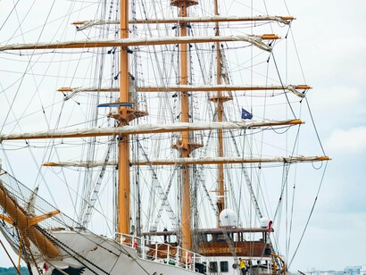 Detalhe de caravela similar às usadas na época das navegações. A localização da Lourinhã na costa oeste de Portugal permitiu que muitos dos seus habitantes participassem nas atividades marítimas. Pescadores da vila contribuíram para a exploração atlântica, e alguns navios passaram pela região em direção a expedições mais longínquas. Além disso, a proximidade a Lisboa fez com que a vila fosse influenciada pela crescente riqueza do império português