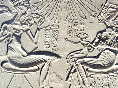Akenatón (Amenhotep IV) con Nefertiti e hijas