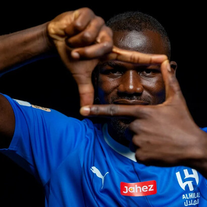 Jogador senegalês Kalidou Koulibaly, recém contratado pelo club árabe Al-Hilal e que receberá 30 milhões de euros para jogar três temporadas