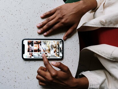 As mãos percorrem o conteúdo exibido na tela do smartphone. O scroll aparentemente infinito mantém nossa atenção em movimento, enquanto o algoritmo aprende com aquilo que escolhemos ver