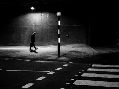 Hombre solitario camina por la ciudad. La incidencia de problemas mentales como la depresión es mayor en las personas que viven solas