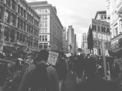 La revolución, entendida como motor de cambios profundos en la sociedad, enfrenta hoy el desafío de reinventarse sin perder su esencia transformadora