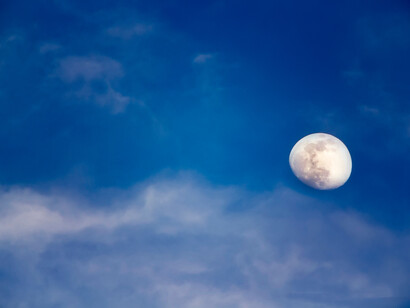 Hay que levantar la cabeza de la pantalla y volver a descubrir el cielo, la luna...