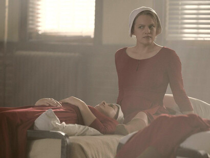 The Handmaid's Tale ofrece una poderosa crítica a las estructuras patriarcales, mostrando cómo el control sobre los cuerpos de las mujeres puede institucionalizarse bajo un régimen autoritario