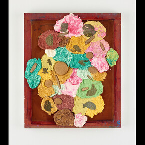 Ludovica Gioscia, Heinz, 2019. Paper mache made from pulps of: Heinz’s folder dividers, Mary’s hand made paper, leaves from the Generous Oak, algae, wood, newspaper, natural pigments, India ink, crepe paper, napkins, wallpaper paste and pva glue on screenprinting screen. 63.5 x 53.5 x 4 cm. Photographer Jonathon Bassett. Courtesy of VITRINE.

