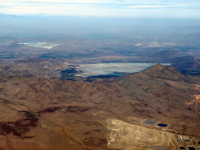 Los relaves mineros del embalse Ovejería, en la Región de Antofagasta, forman parte del paisaje industrial del norte chileno y reflejan la enorme escala material de la producción de concentrados de cobre destinados a la exportación