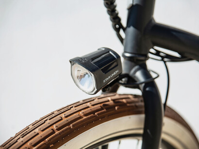 Anthropologist Jane Anne Morris calculated that 4.8 billion bike pedalers could generate enough power to operate the 2010 worldwide Internet with six-hour pedaling shifts