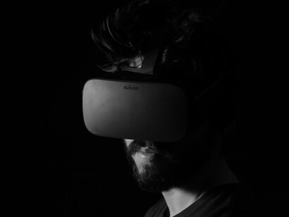 Más allá del entretenimiento, la realidad virtual se emplea en sectores como el turismo, la educación y la terapia psicológica